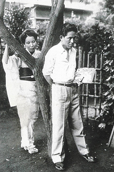 東郷青児と千代（『宇野千代 女の一生』より）