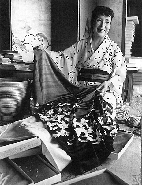 着物を広げる千代（『宇野千代 女の一生』より）