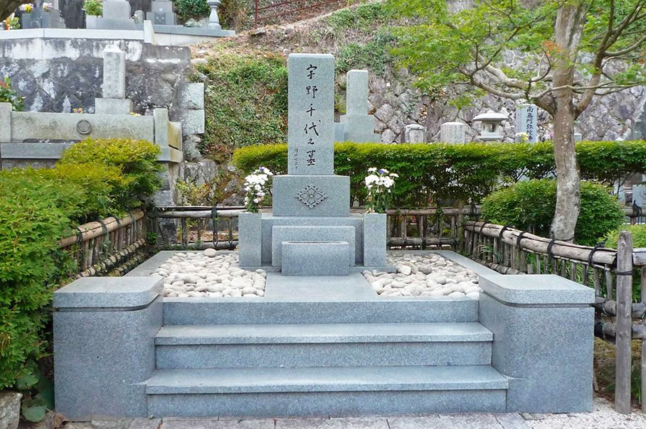 宇野千代之墓（岩国市・教蓮寺）