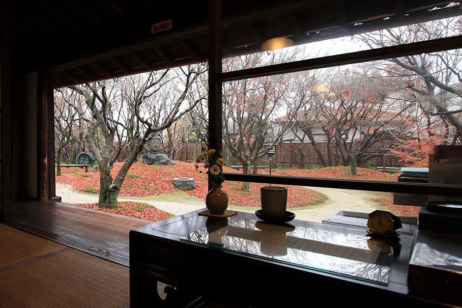 千代は帰郷すると生家のこの机で執筆をした