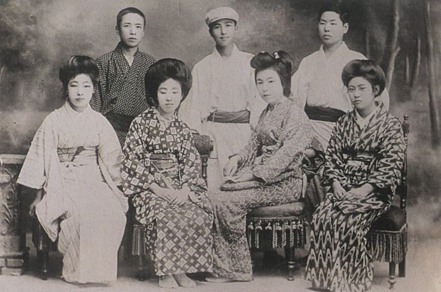 千代18歳の頃、右から二人目