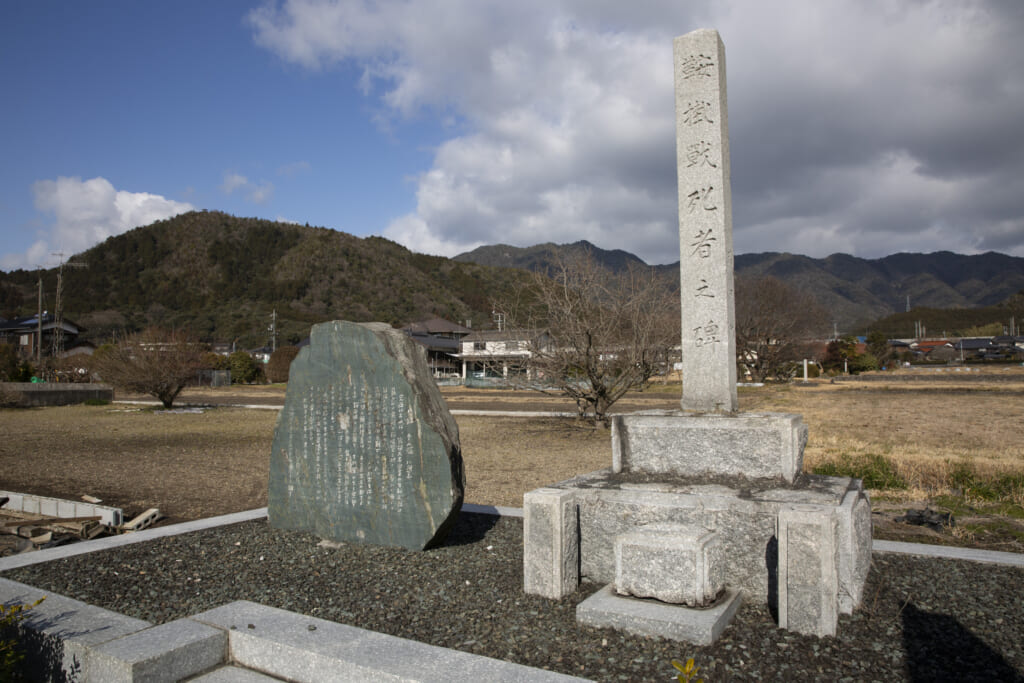 鞍掛合戦追悼碑（千人塚）